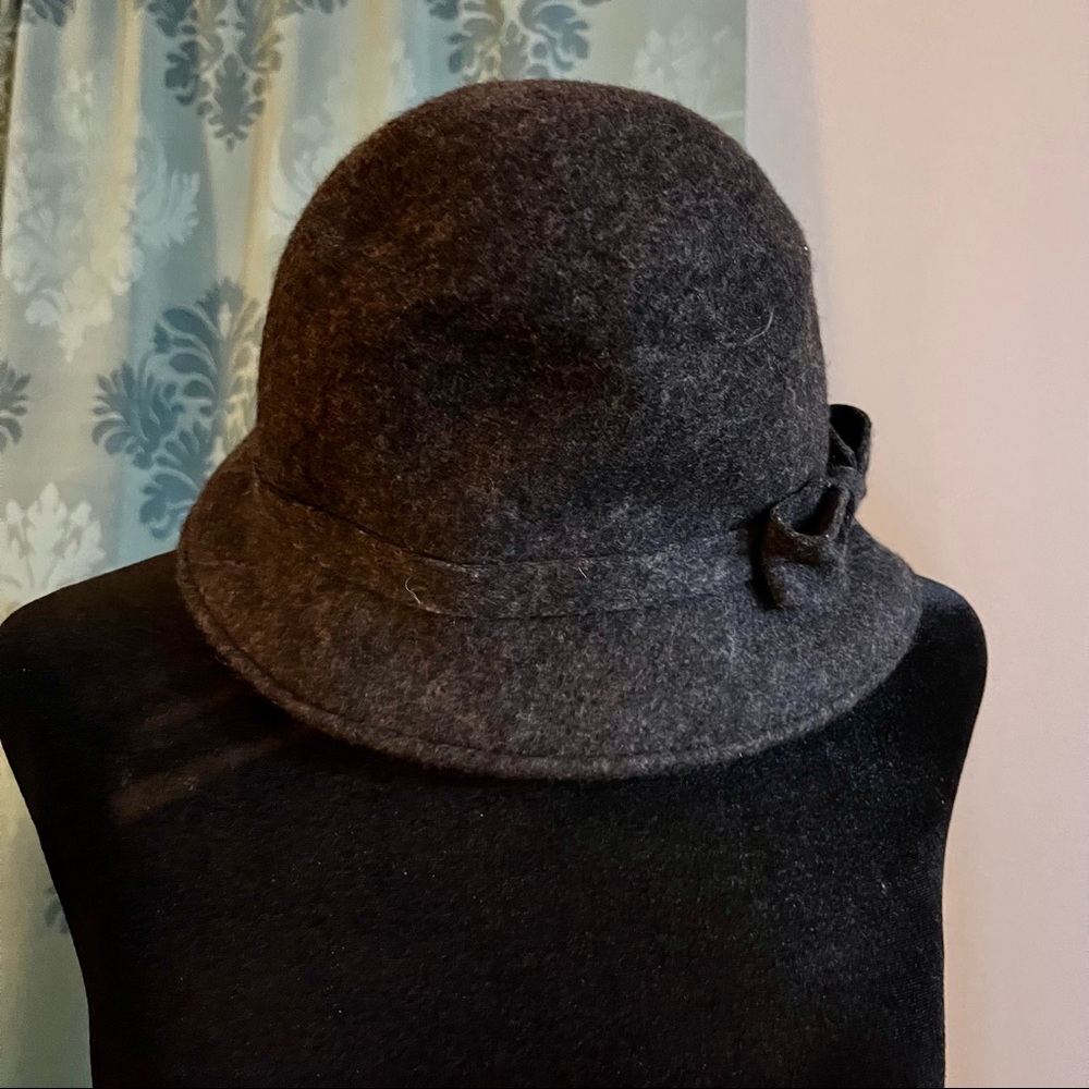 Trixie 100% wool gray bucket cloche hat with bow